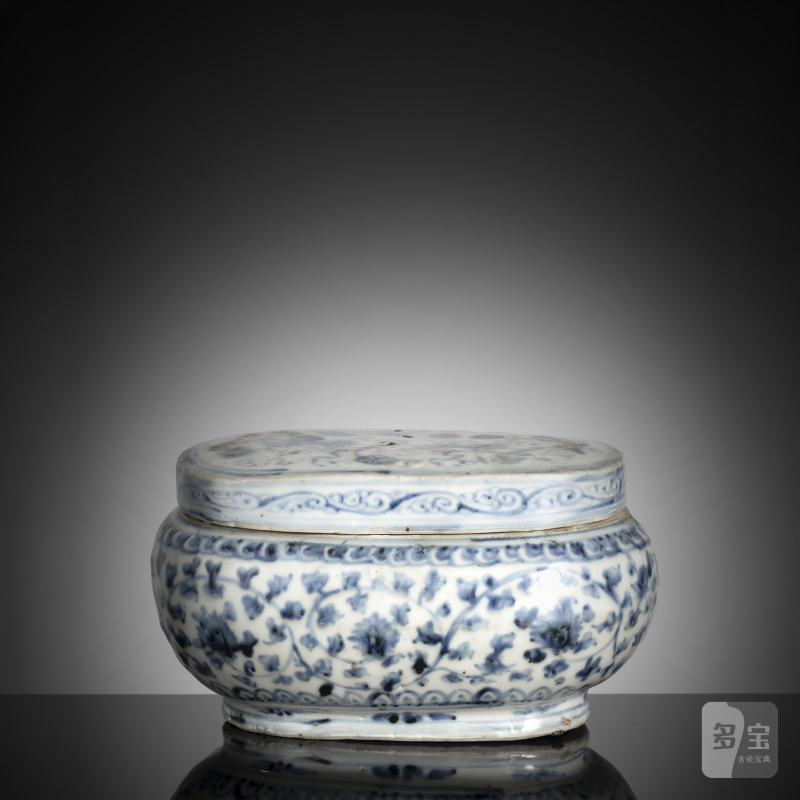 An underglaze blue decorated box and cover for writing utensils made of porcelain for the Ottoman market with insert - 图1